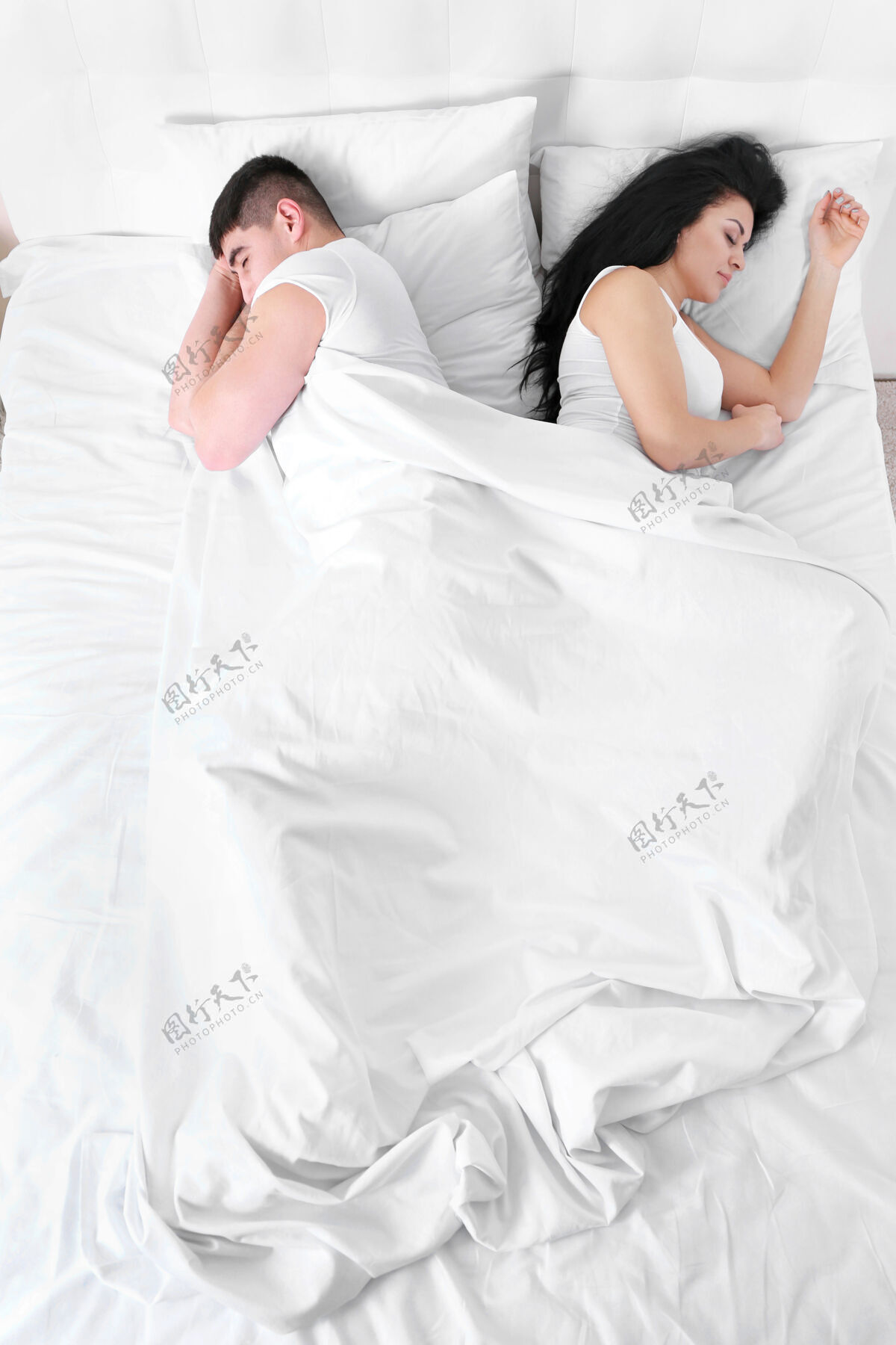 房间睡在白色床上的可爱的夫妇颜色房子放松