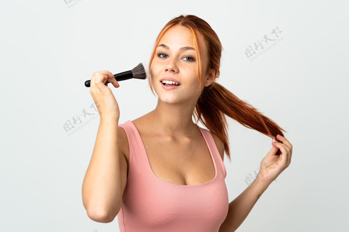 魅力一个俄罗斯女人拿着化妆刷孤立在白色的脸上女性化妆品制造
