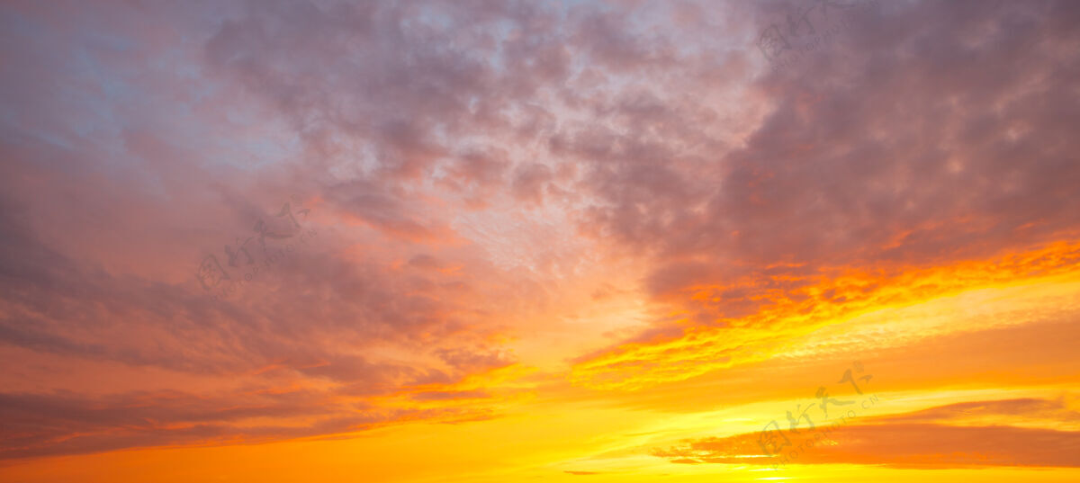 云火红的橙色日落天空的全景水风景度假