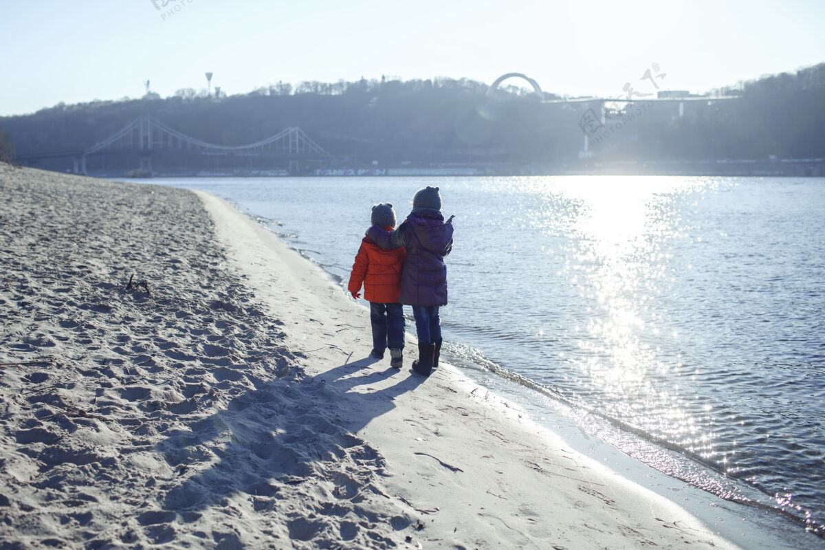 家人一家人一起过冬 孩子们冬天在沙滩上散步散步快乐哥哥