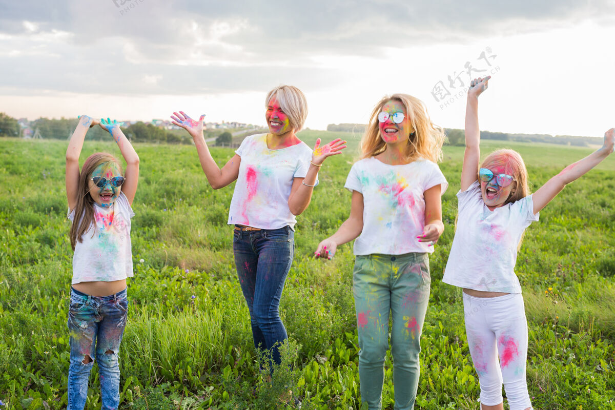 女人胡里节 友谊 节日和人的概念-跳跃快乐的妇女和女孩覆盖在油漆牛仔裤金发颜色