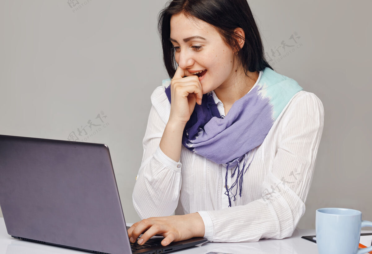 女士快乐的休闲企业家在办公室用笔记本电脑在线工作会议工作女性