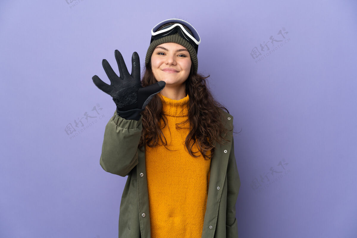 五俄罗斯少女 戴着滑雪板眼镜 在紫色背景上 用手指数着五个人手成功