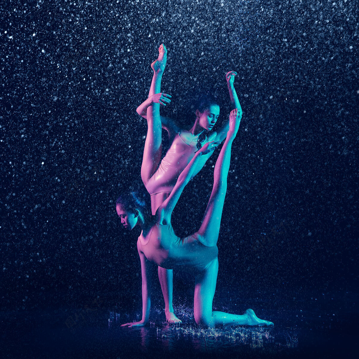 舞蹈两个年轻的女芭蕾舞演员在水滴下编舞灵活在一起