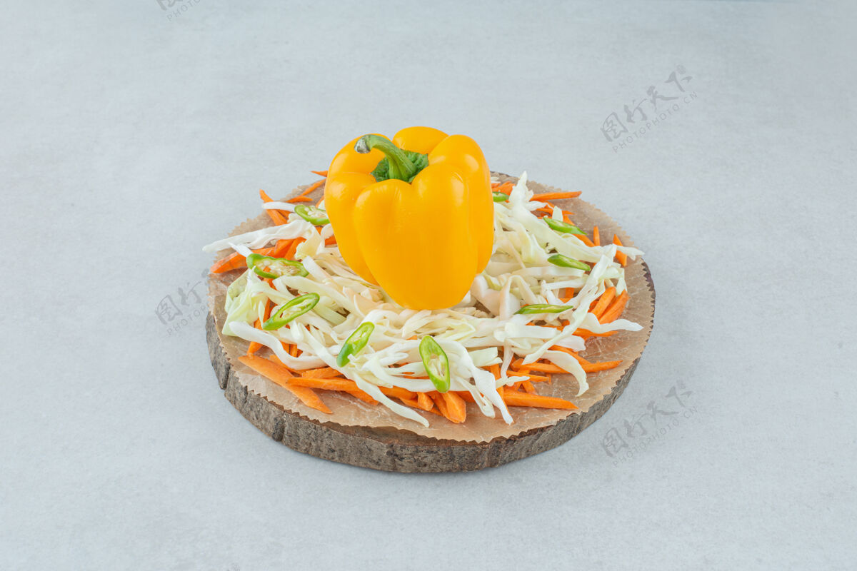 新鲜甜椒和切碎的蔬菜放在木片上铃铛胡萝卜排骨