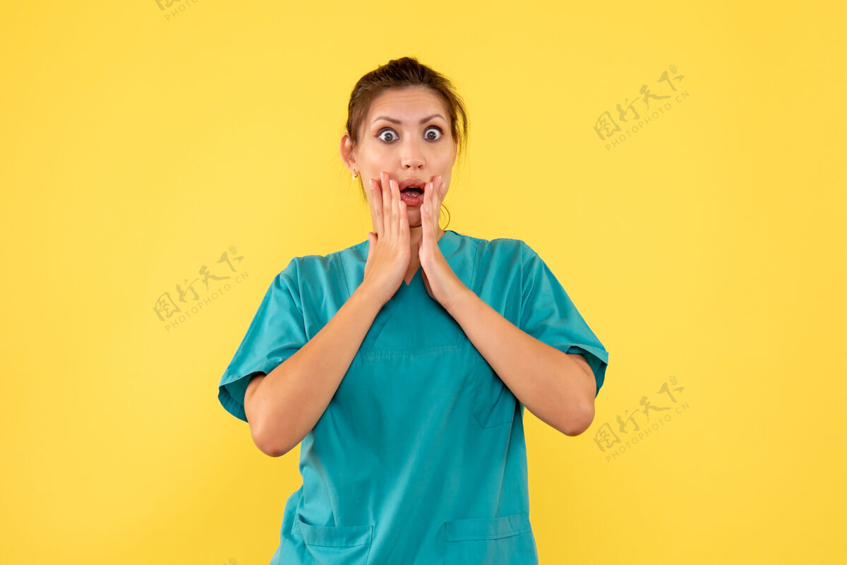 健康正面图黄色背景上穿着医用衬衫 脸上露出惊讶表情的女医生成人惊喜人