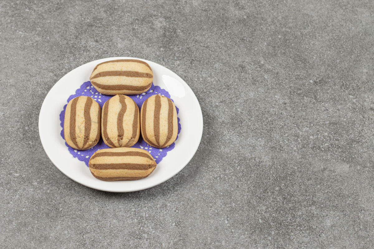 风味美味的巧克力条纹饼干放在白色盘子里饼干美味饼干