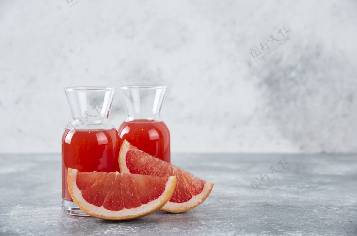 切割新鲜葡萄柚汁和水果片的玻璃罐玻璃新鲜美食
