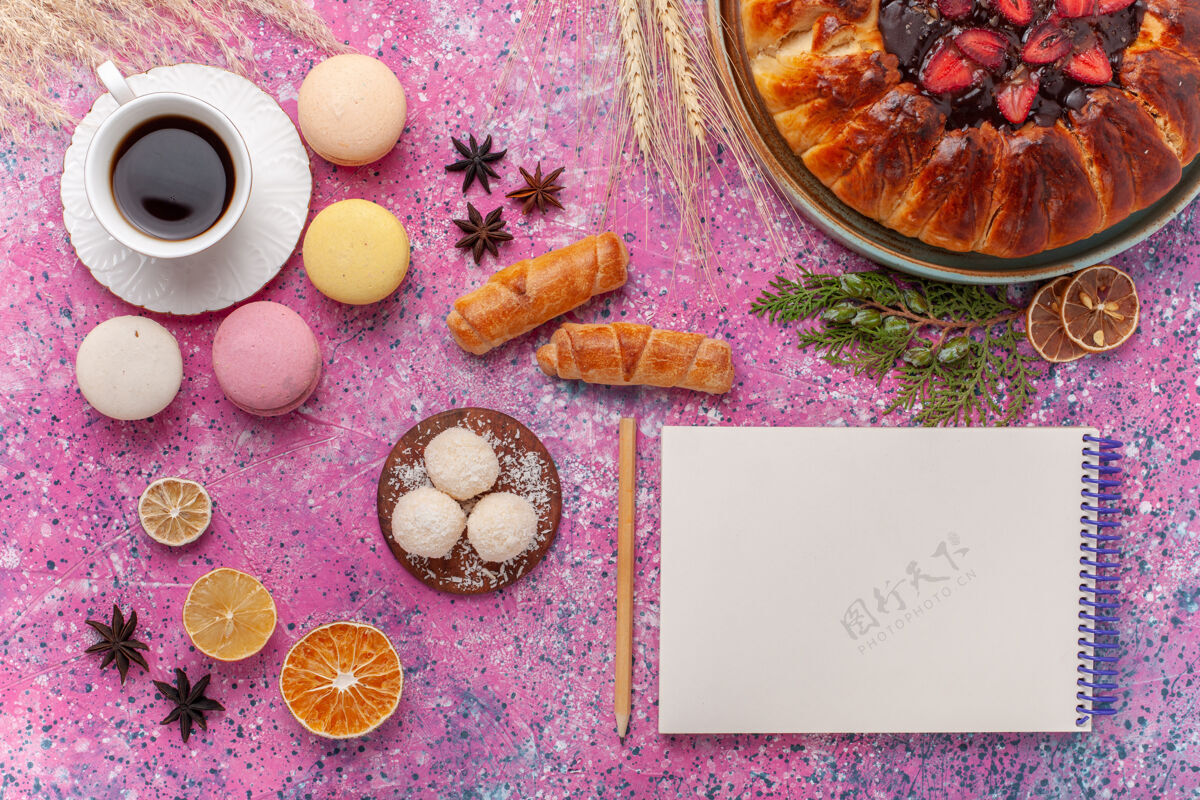 糖果顶视图美味的草莓派与一杯茶和麦卡龙粉红水果蛋糕杏仁饼