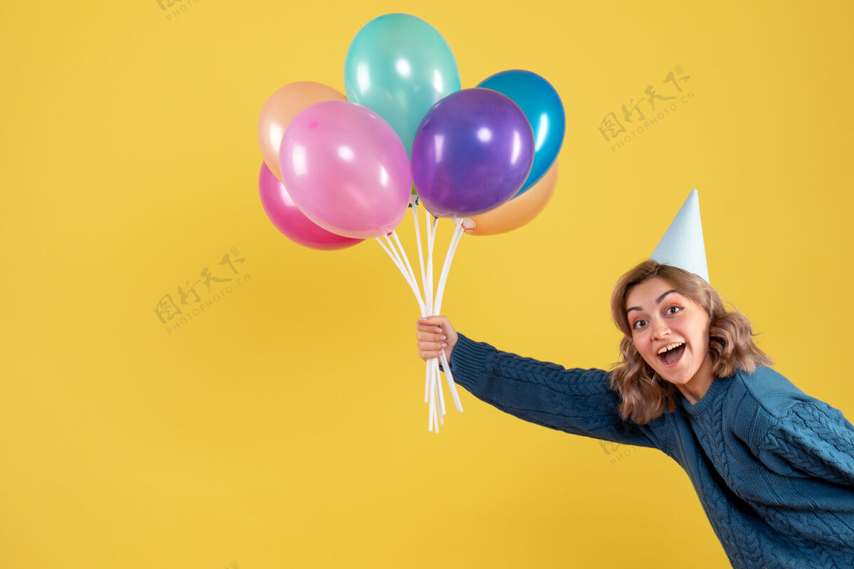 氧气正面图：带着彩色气球的年轻女性颜色情感空气