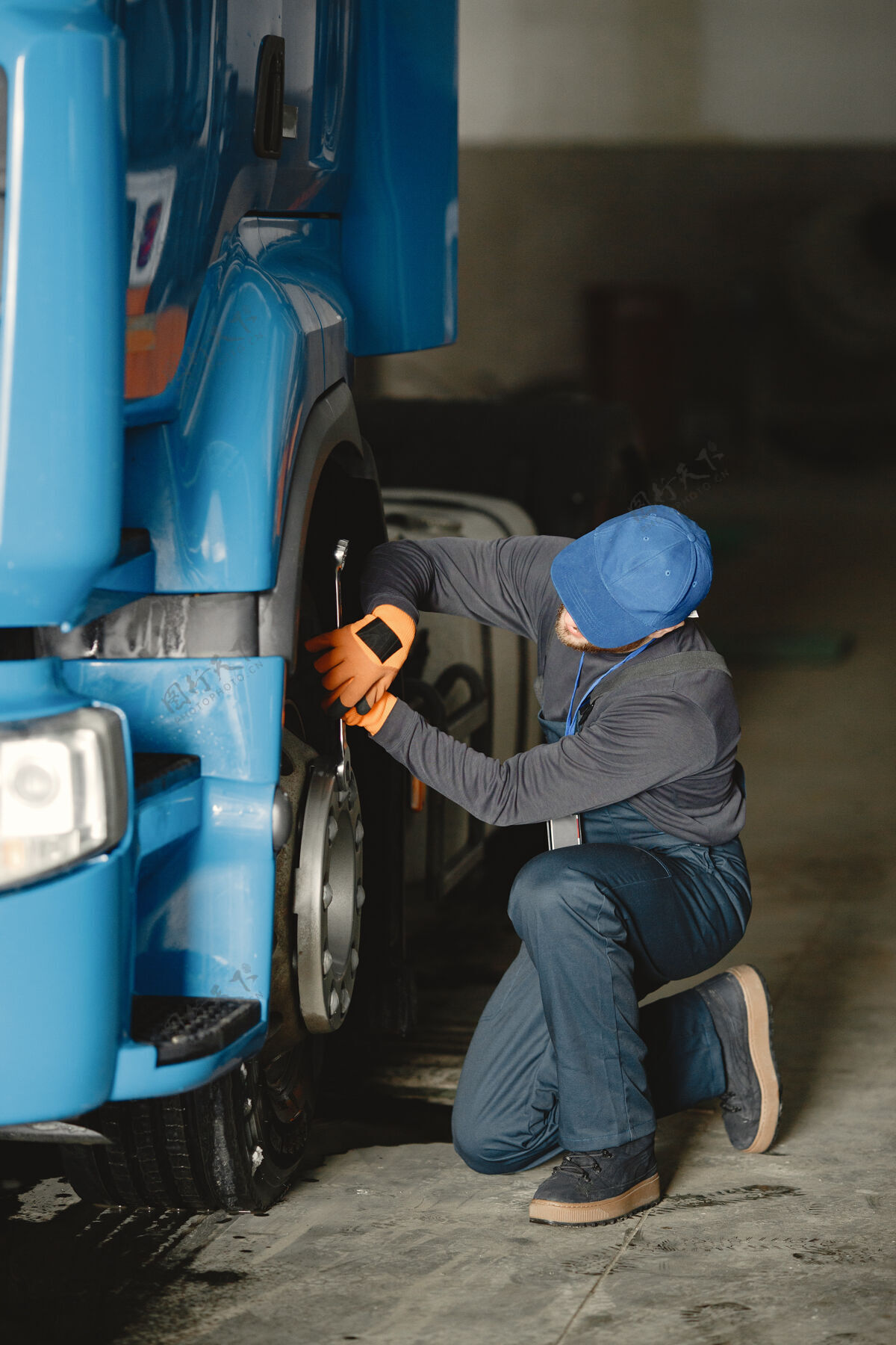 卡车一个年轻工人检查车轮 卡车故障 维修工作汽车工作维修