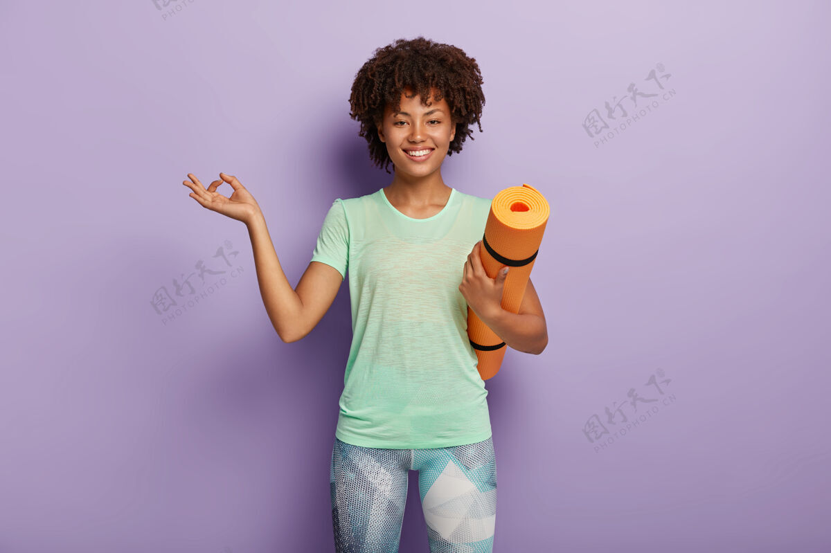 健康喜黑皮肤健康女性横拍冥想 做瑜伽操 提健身垫个性运动装垫子
