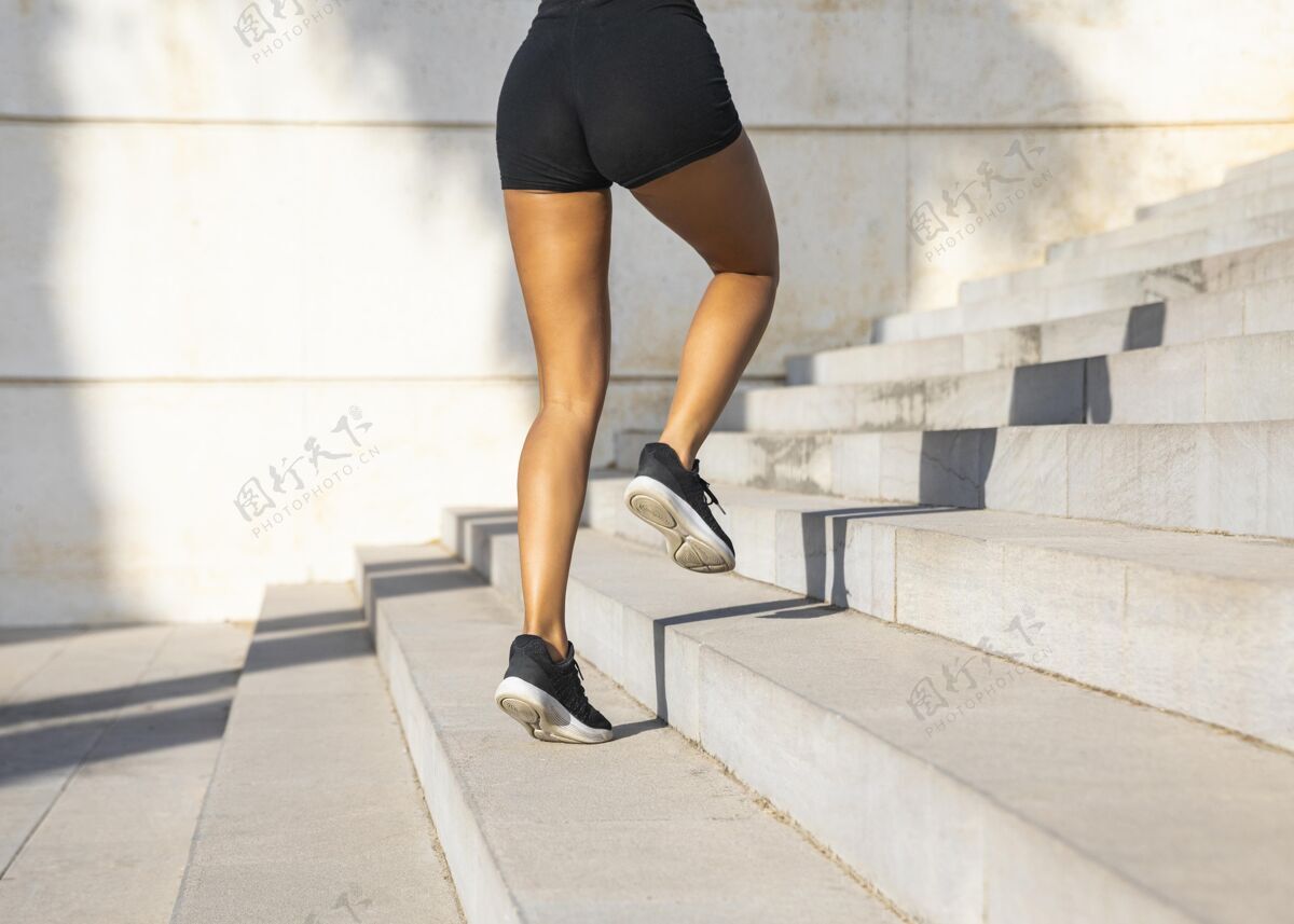运动员特写在楼梯上跑的女人运动身体跑步