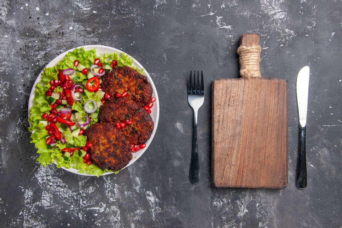 胡椒顶视图美味肉排与新鲜沙拉在灰色办公桌上照片肉菜食品餐厅沙拉桌子