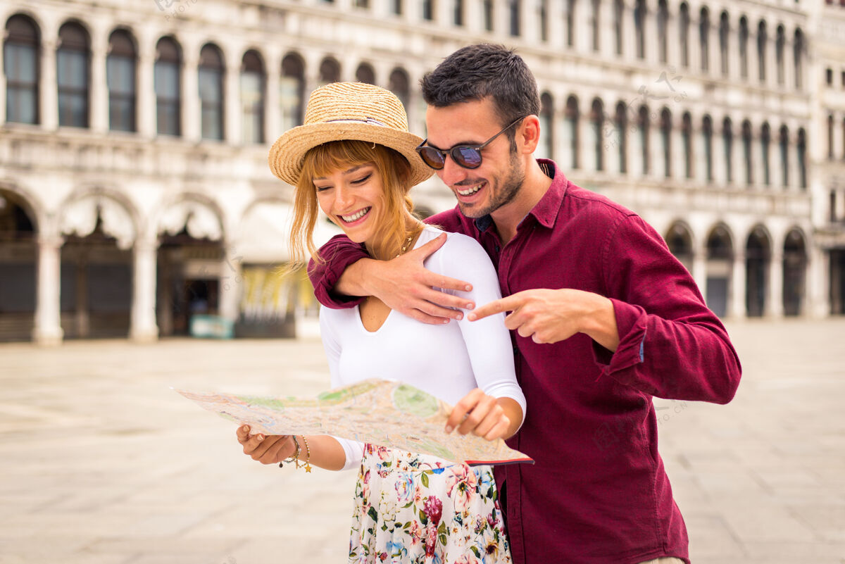 欧洲年轻夫妇在威尼斯游玩-游客在意大利旅游和观光威尼斯最相关的地标-关于生活方式 旅游 旅游的概念旅游目的地美丽