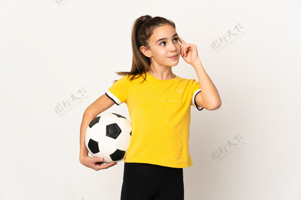 专业被隔离在白墙上的小足球运动员女人有疑惑和思考困惑比赛人