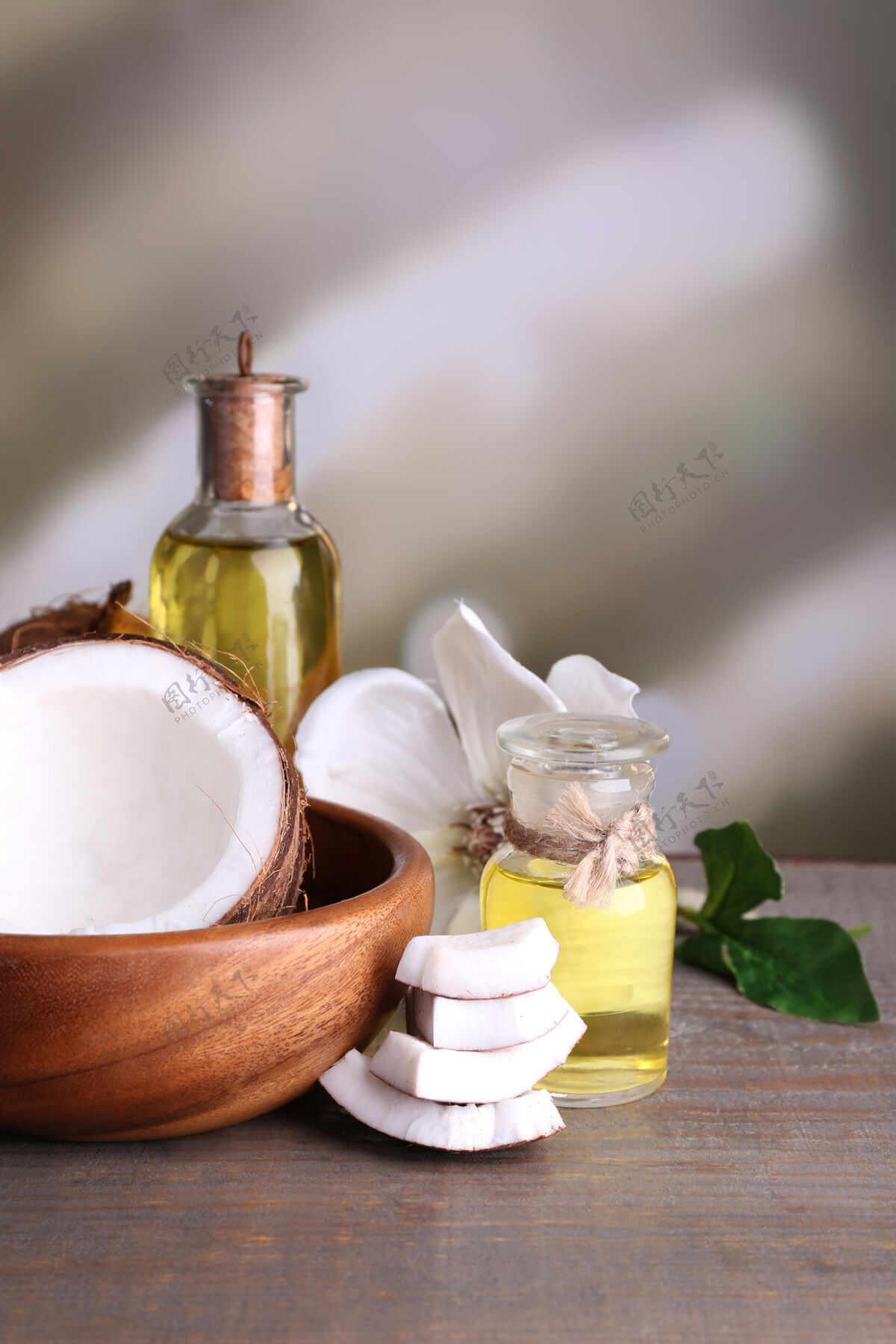气味椰子和椰子油放在木桌上食品芳香疗法健康