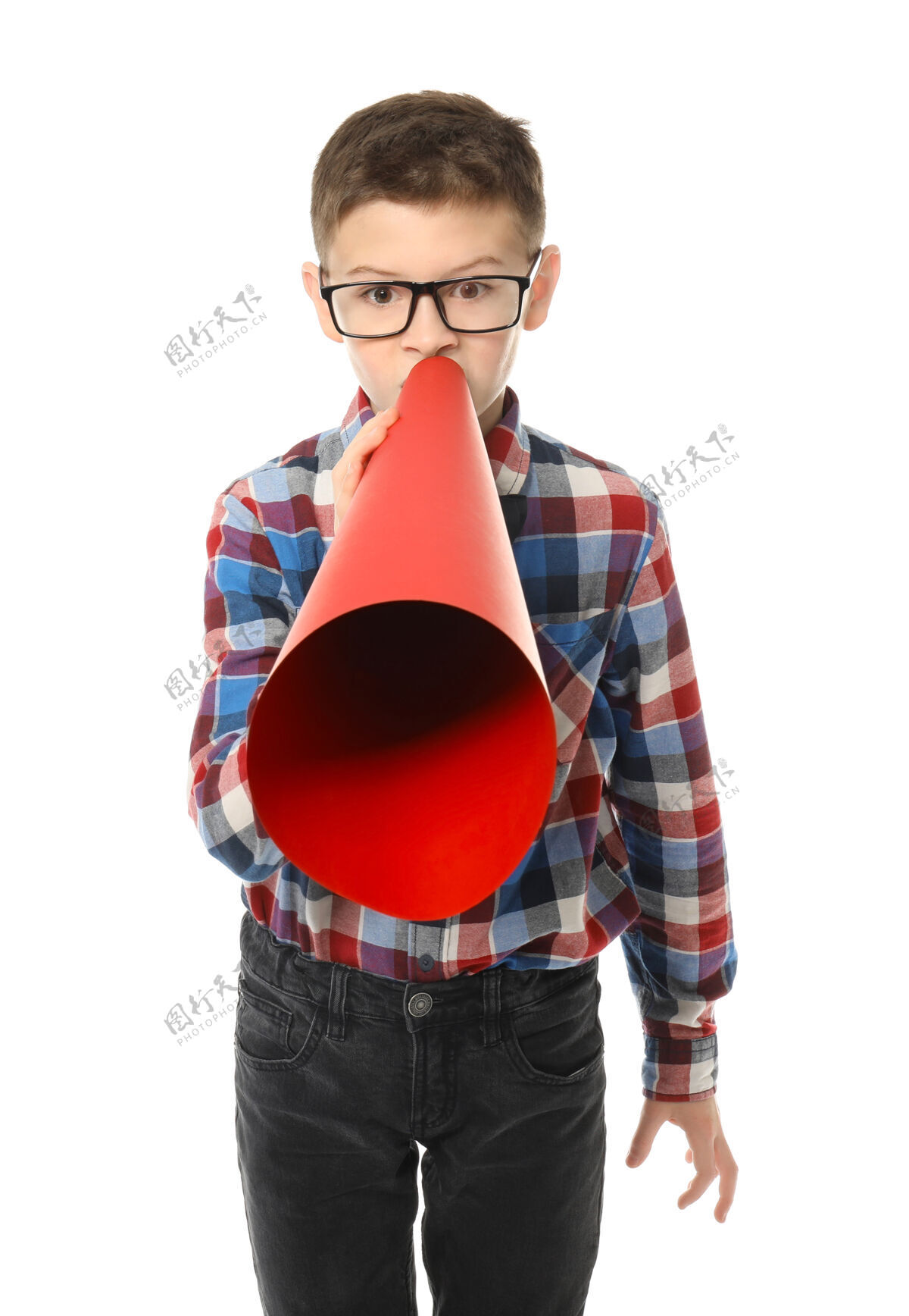 眼镜滑稽的小男孩拿着白色的纸扩音器信息讲话游戏