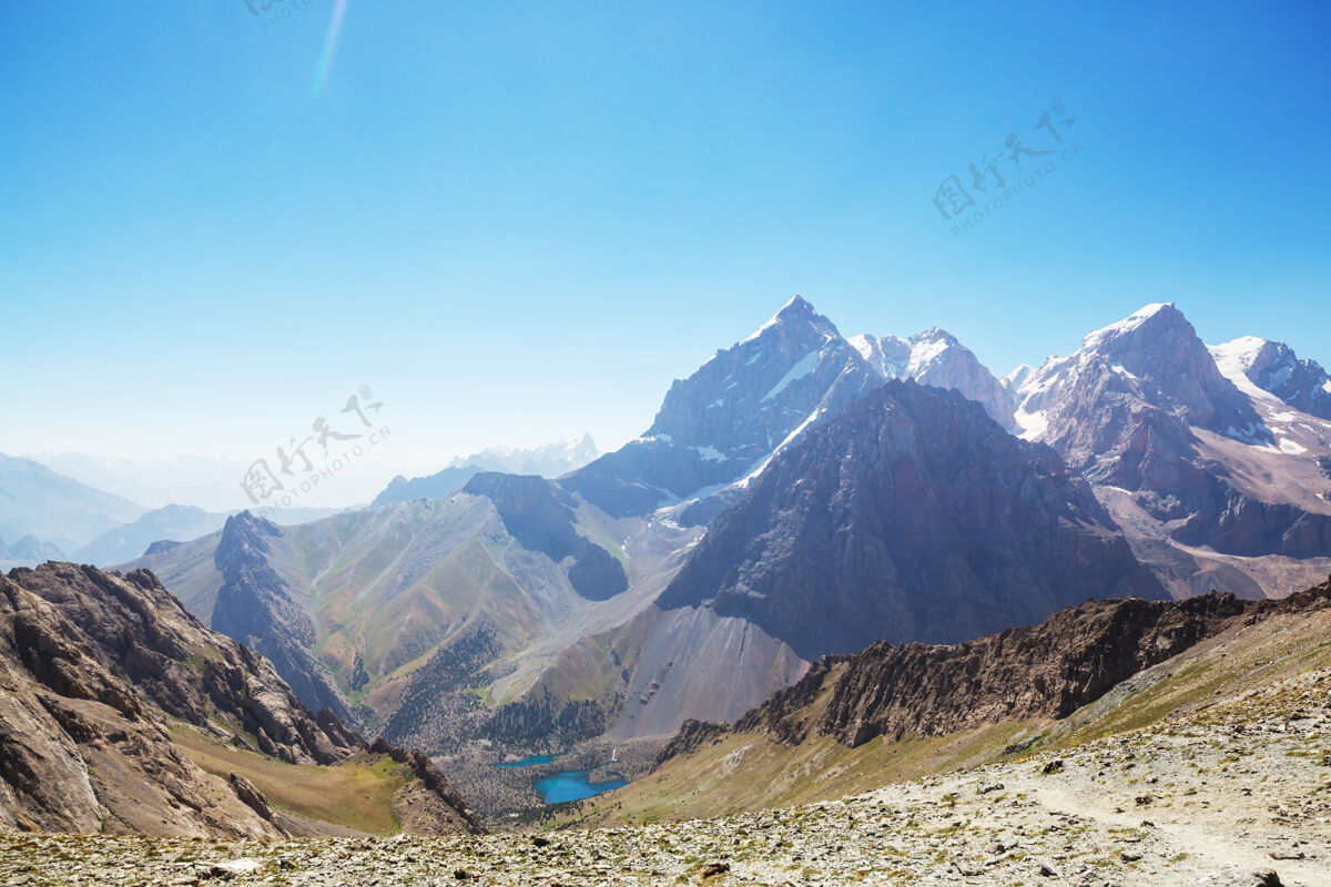 观点美丽的风景芬斯山 塔吉克斯坦高山风景全景