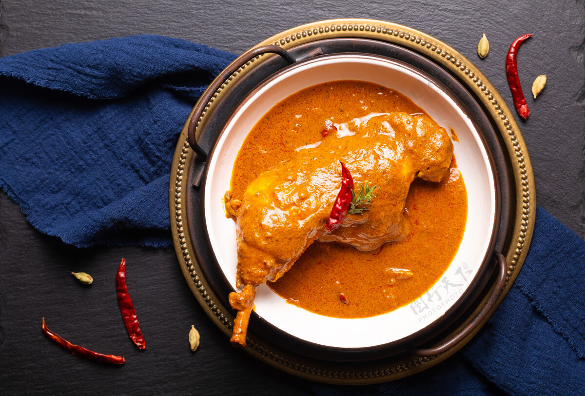 传统美食概念自制黑底提卡马萨拉鸡或红咖喱炖肉自制亚洲