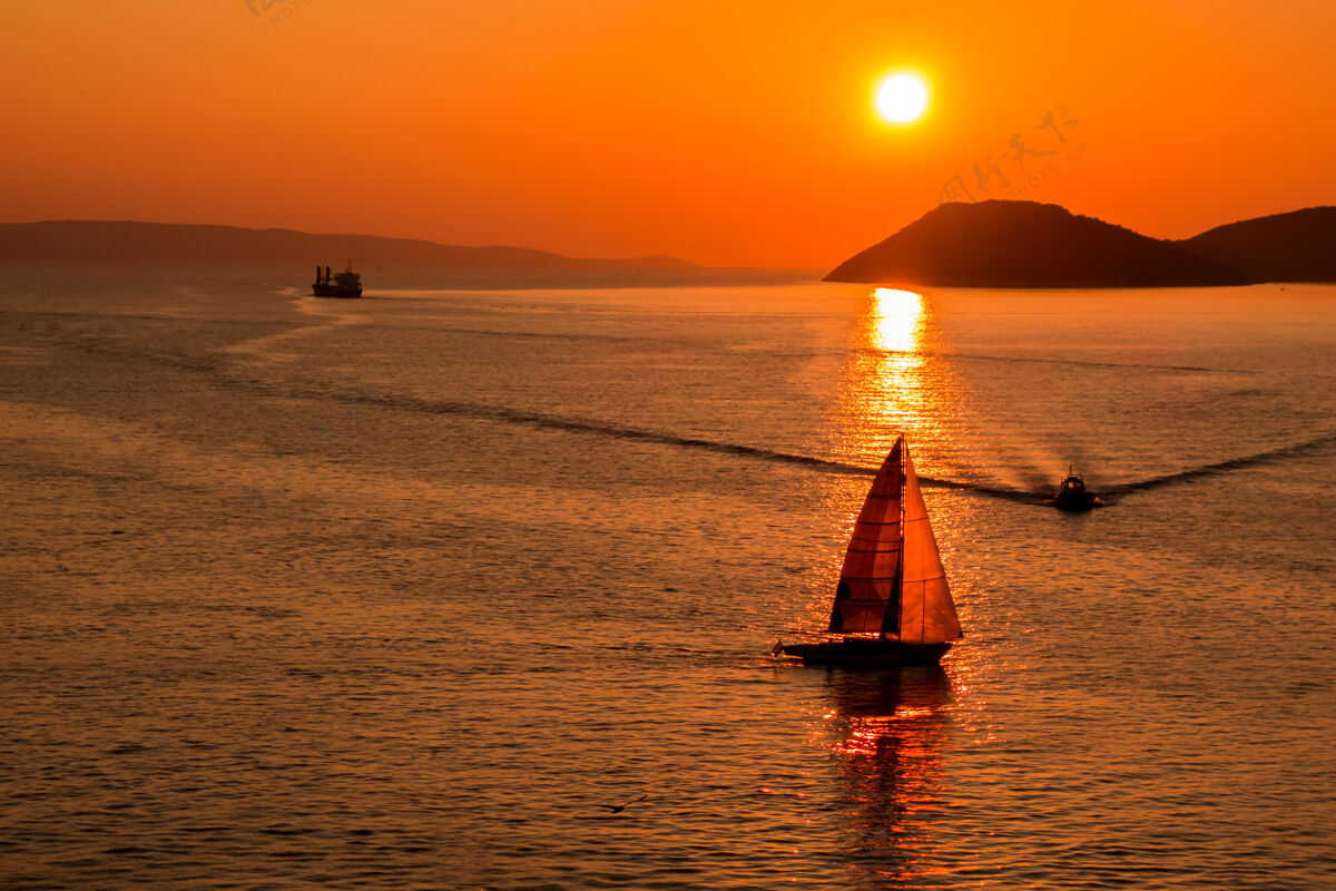 港口亚得里亚海的夕阳和船在克罗地亚斯普利特港入口处的倒影中嬉戏克罗地亚码头城市