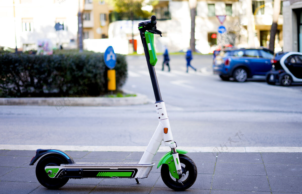 速度电动滑板车电动滑板车路标环保绿色机动城市交通街城市现代汽车