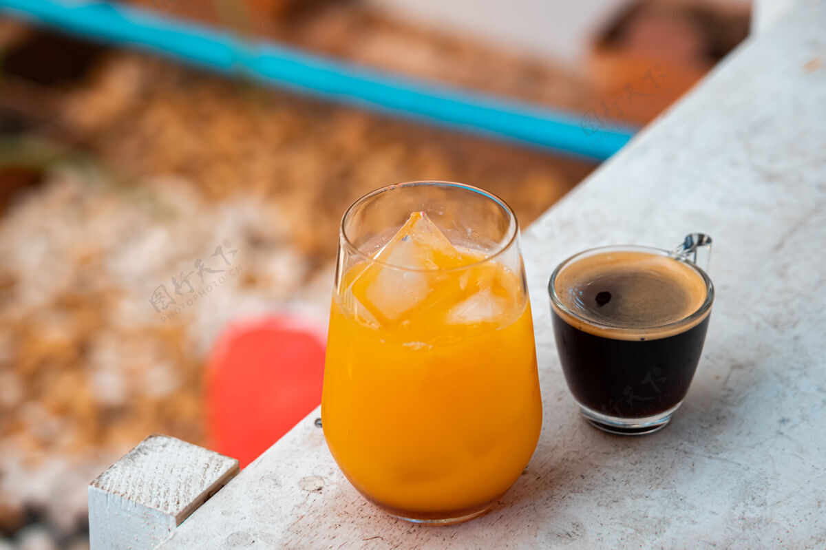 香气木桌上放一杯加橙汁的浓缩咖啡和复印空间 夏日鸡尾酒 冷冲泡咖啡或红茶（特写 选择性聚焦） 多汁健康糖浆