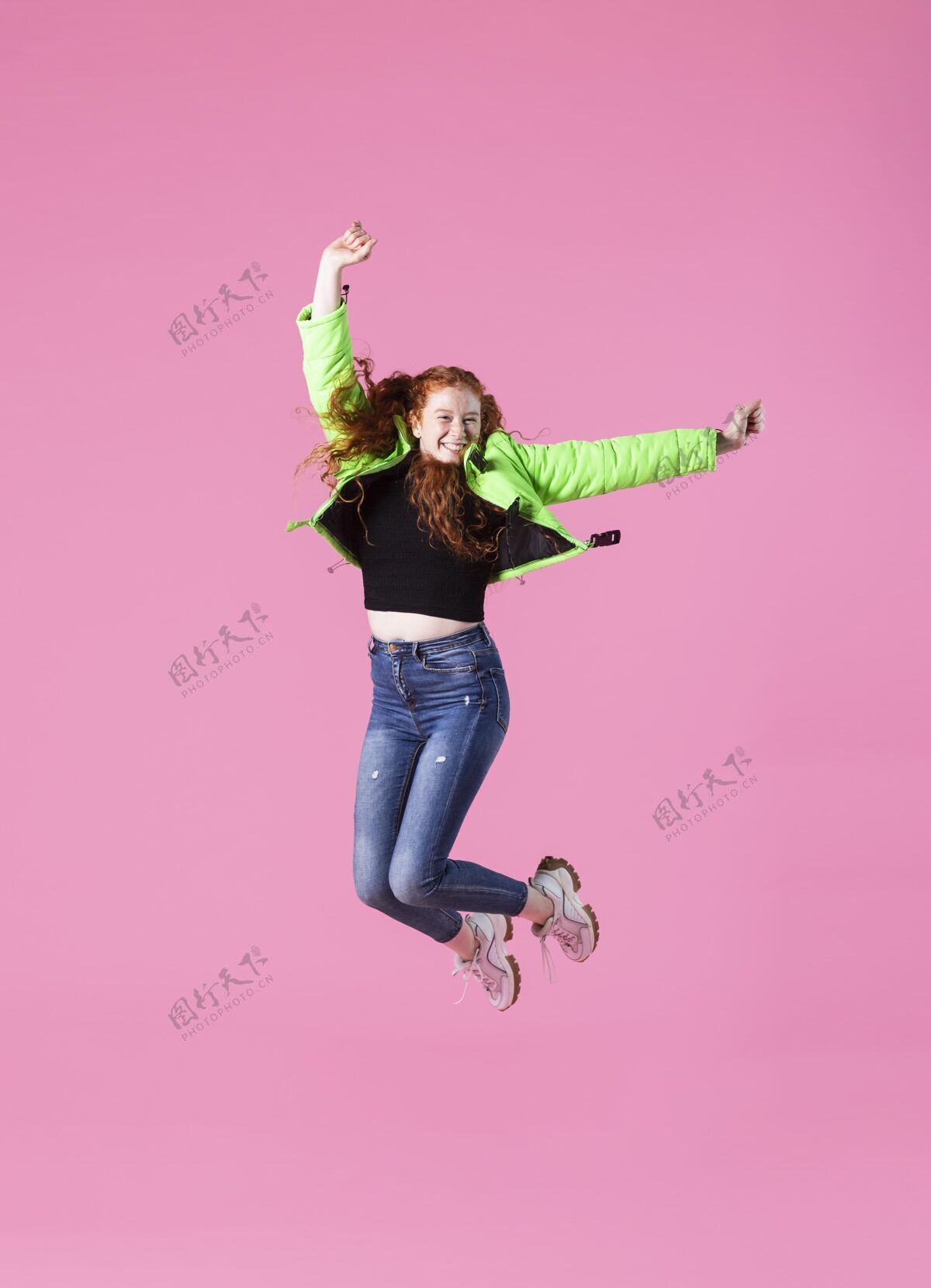 模特年轻女子跳楼跳跃女人年轻
