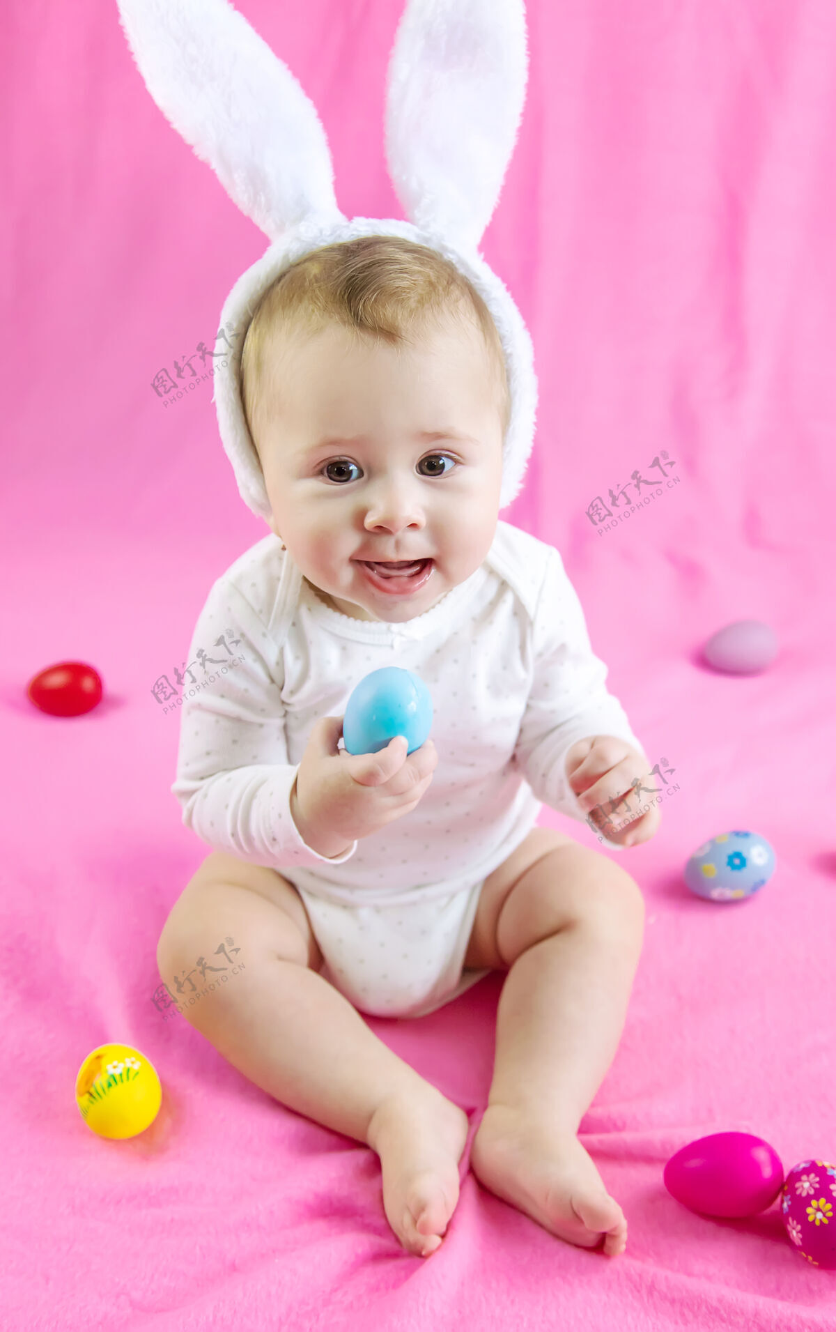 可爱穿得像兔子的宝宝 带着复活节彩蛋过复活节复活节微笑孩子