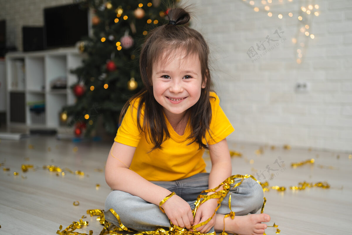 玩耍快乐的孩子捉到金箔愉快的儿童假期一个穿黄色t恤的孩子抓住了一条蛇庆祝吹气球