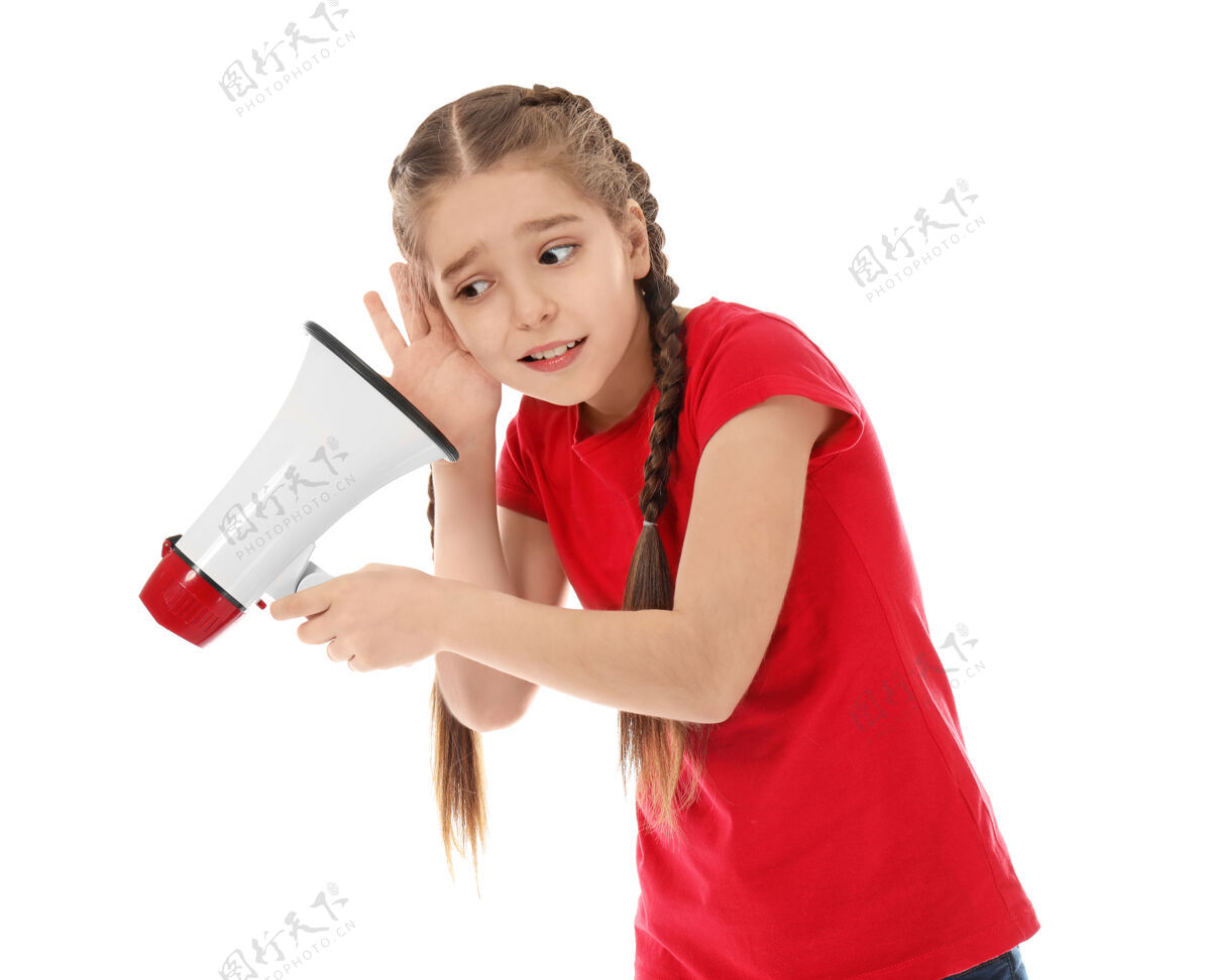 广告一个戴着白色扩音器的有趣的小女孩尖叫情绪儿童