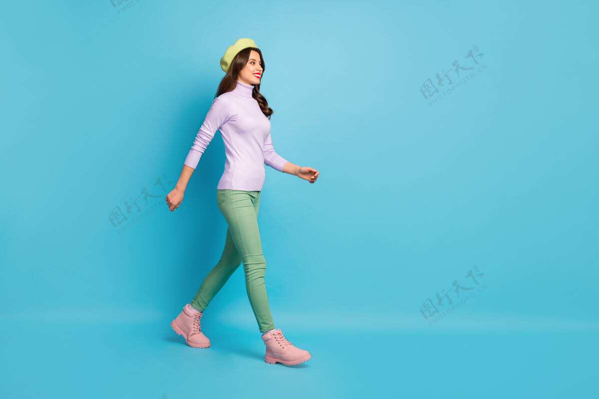服装美女游街的全长资料照片国外游客戴绿色贝雷帽紫色高领毛衣裤子鞋子靴子蓝色隔离墙简介欢呼时尚