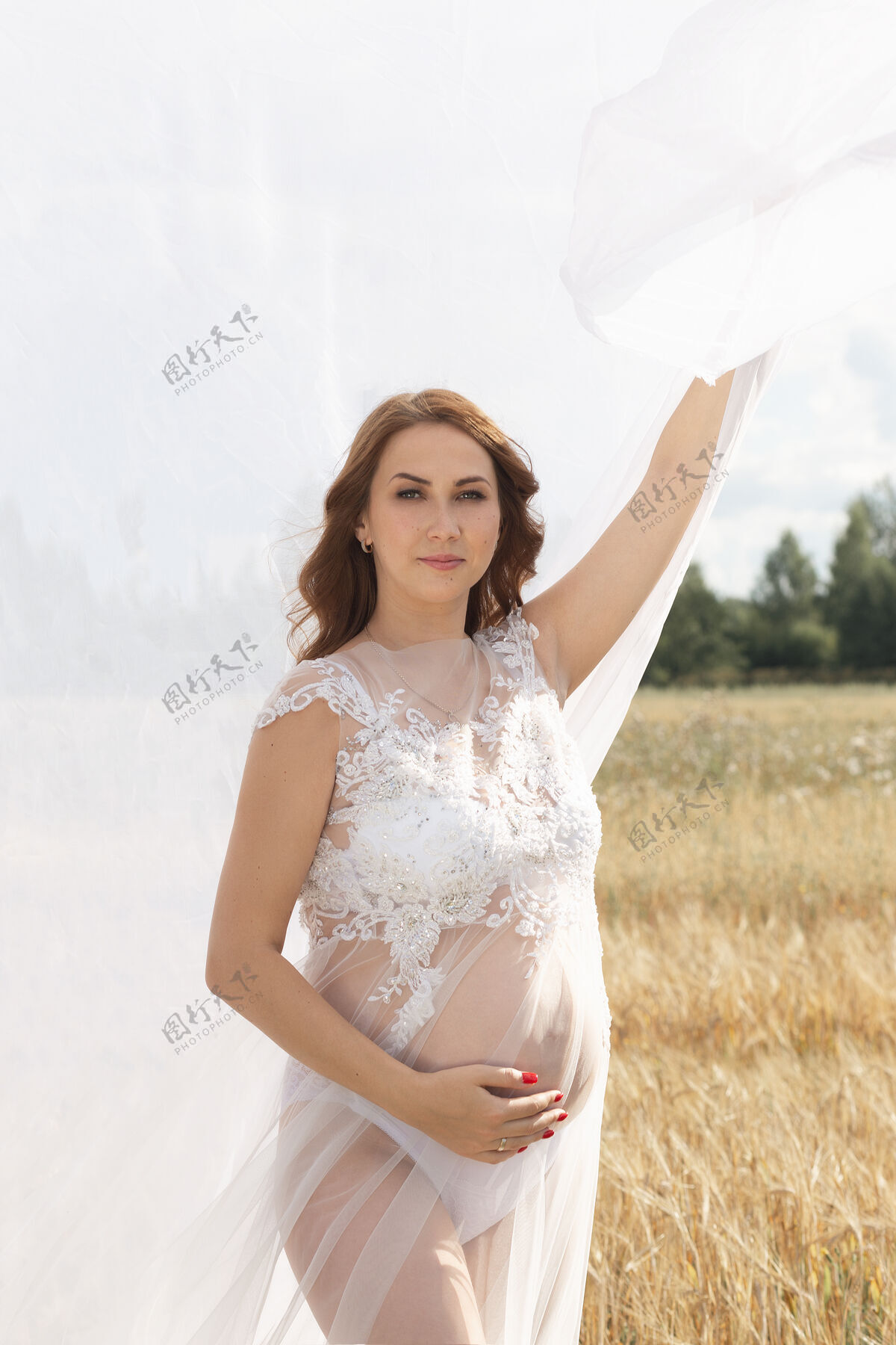 放松美丽的孕妇在户外怀孕肥料腹部