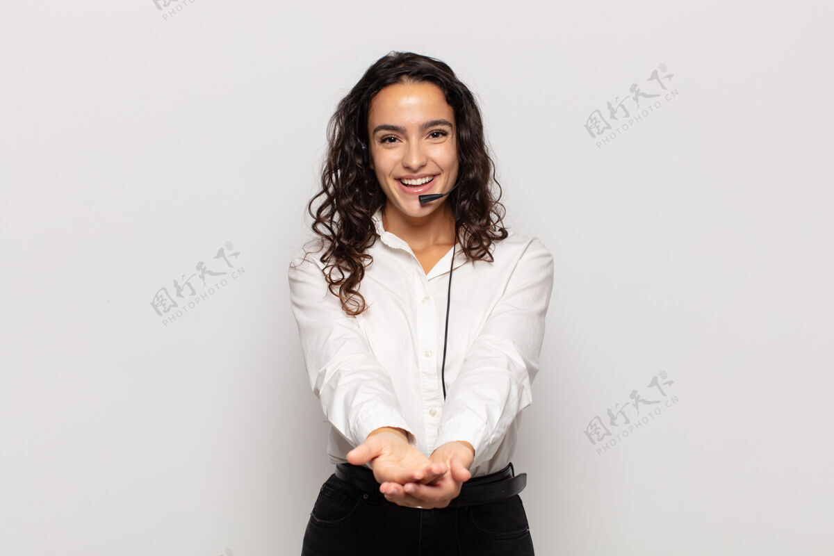 商业年轻的拉美裔女子微笑愉快 友好 自信 积极的样子 提供和显示一个对象或概念无忧无虑接线员肖像