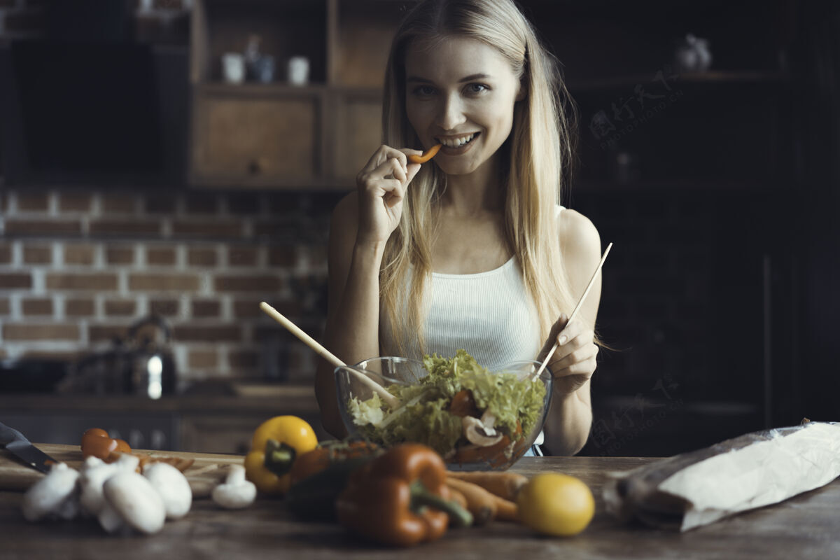 切正在做饭的年轻女子健康食品-蔬菜沙拉饮食节食概念健康的生活方式在家做饭准备食物减肥横体重