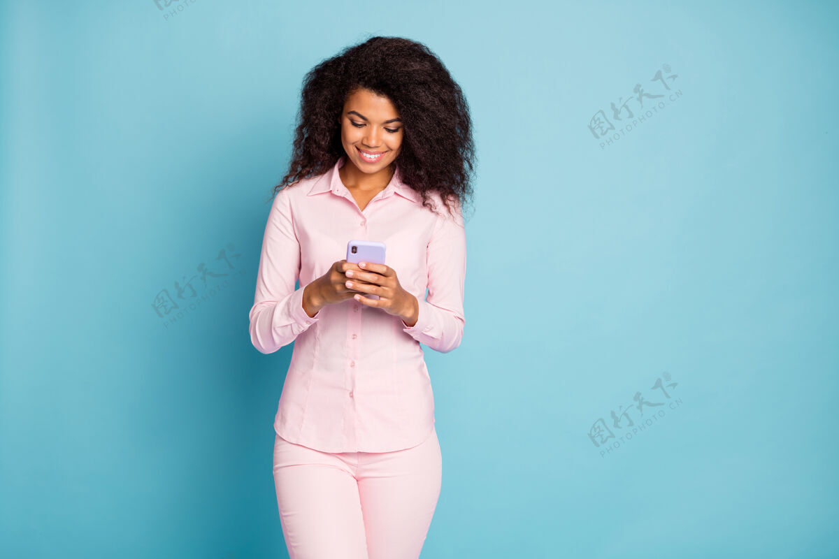 多民族皮肤黝黑的女士手持电话的照片美国人快乐年轻