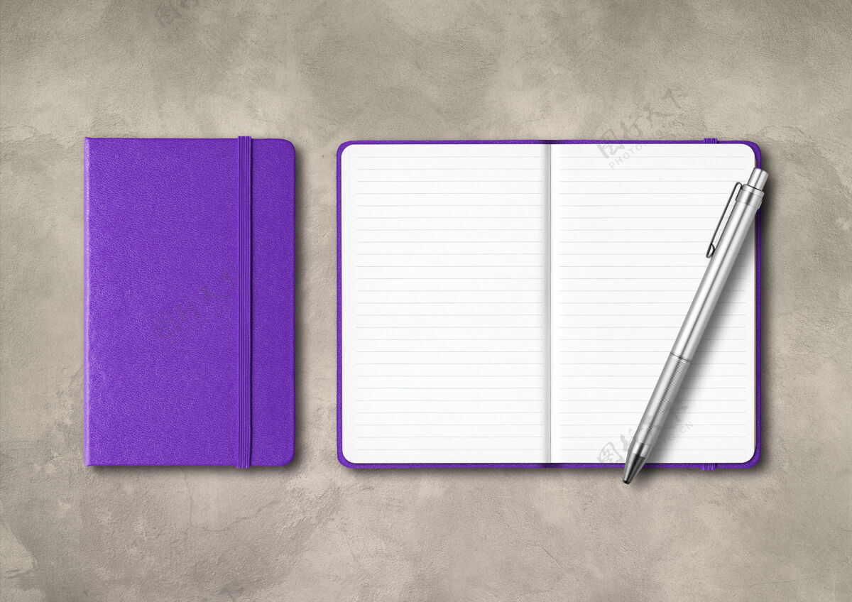 封面带钢笔的紫色封闭和开行笔记本在混凝土背景上孤立的模型书桌线条组织者
