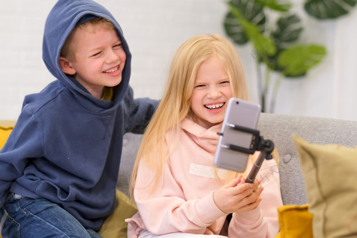 电影儿童博客聊天的追随者 实时流媒体 期待智能手机视频电话朋友