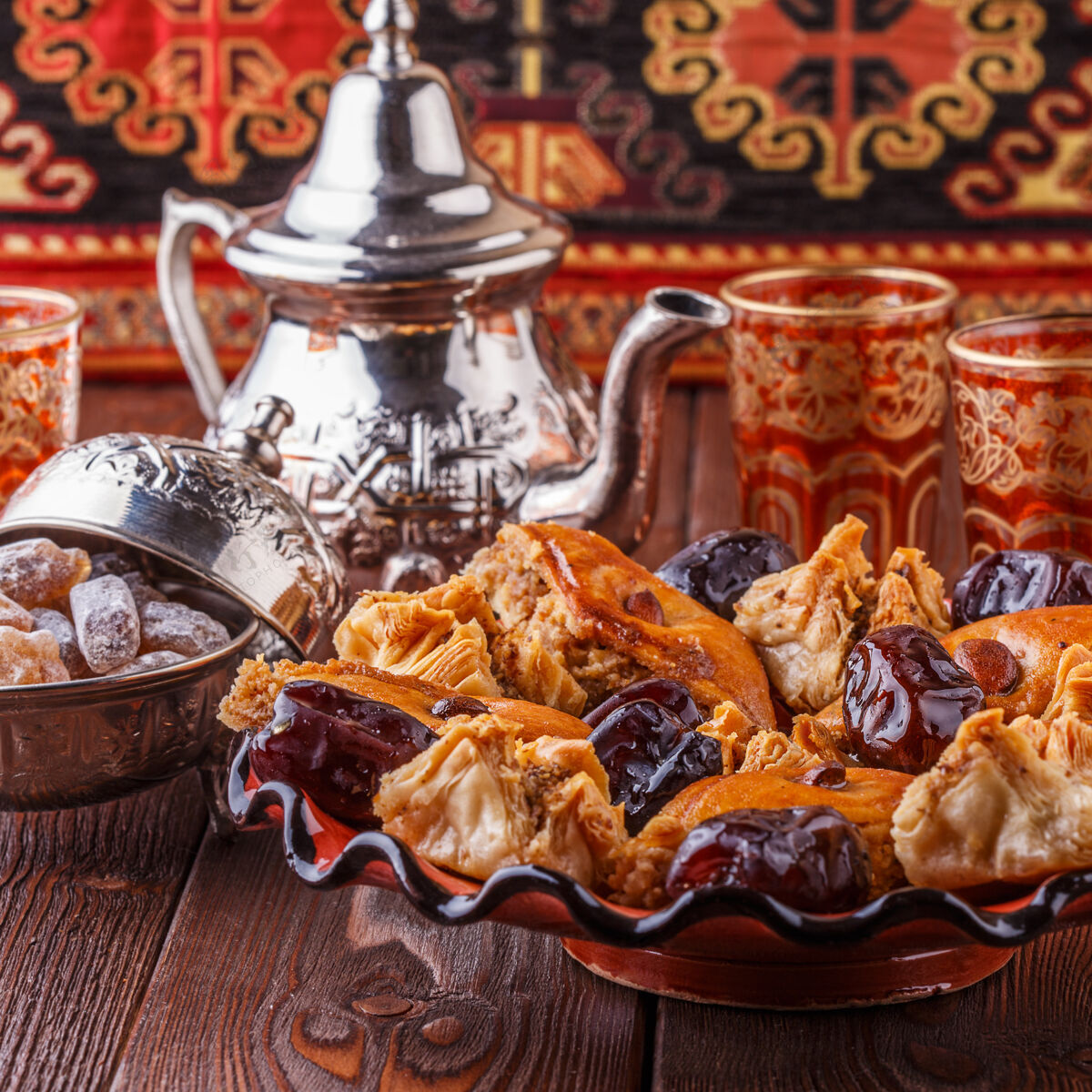 甜点摩洛哥薄荷茶在传统的杯子里加糖Baklava饮料糕点