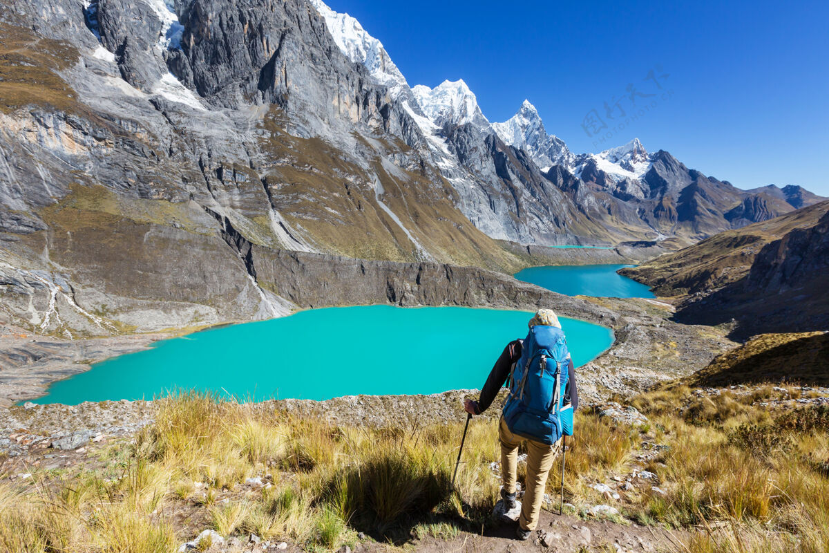 背包秘鲁科迪勒拉山脉的徒步旅行场景山地露营地放松