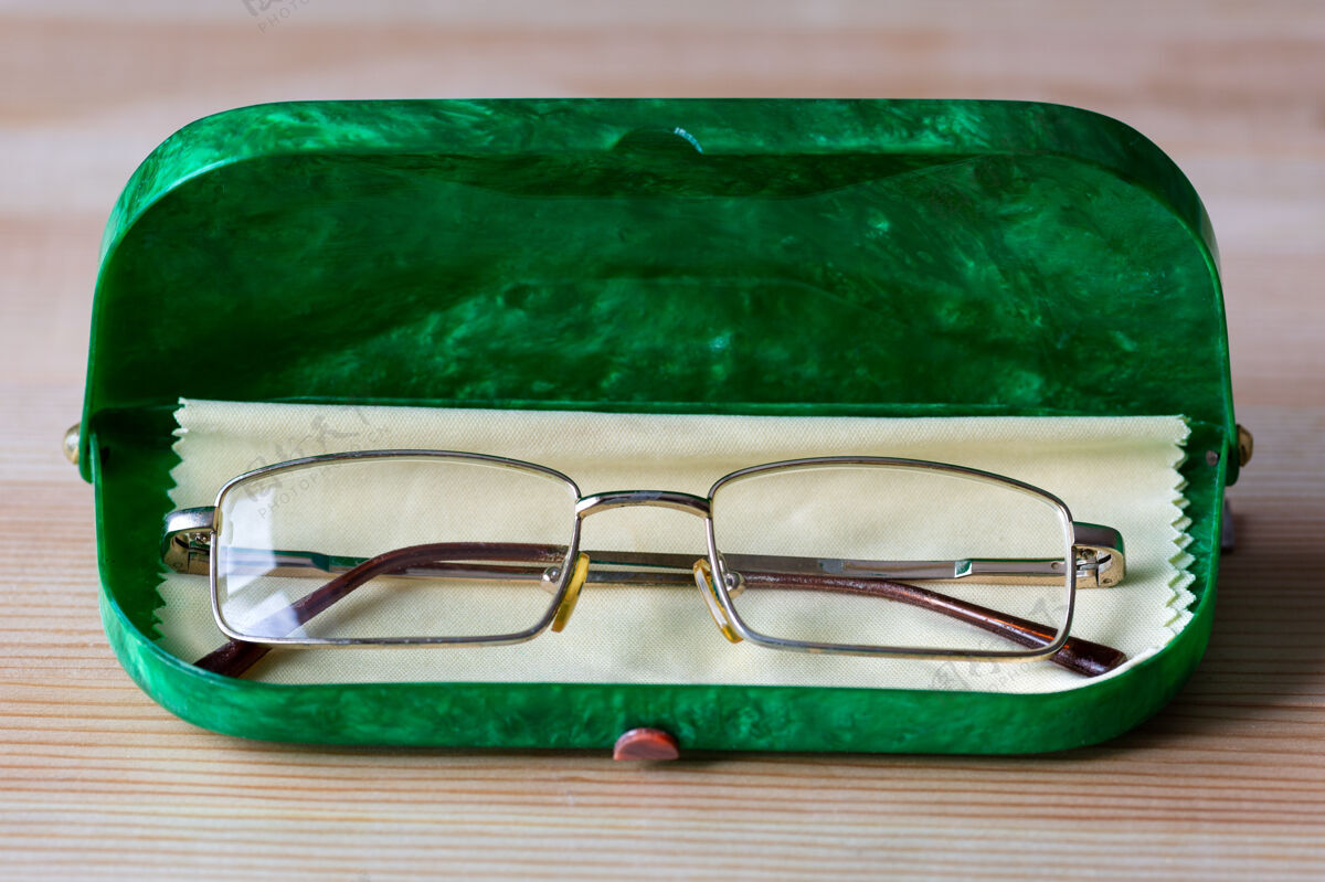 绿色一个绿色的眼镜盒和一块清洁布箱子材料容器