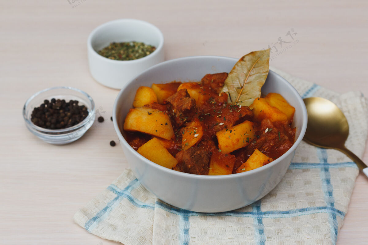 汤匈牙利语炖牛肉炖土豆猪肉球茎迷迭香