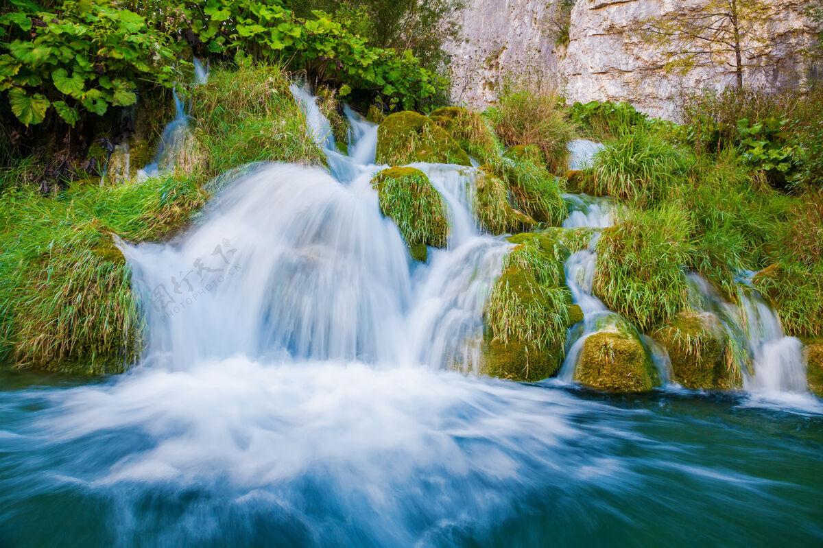 河流克罗地亚普利特维兹国家公园的小瀑布湖美丽飞溅