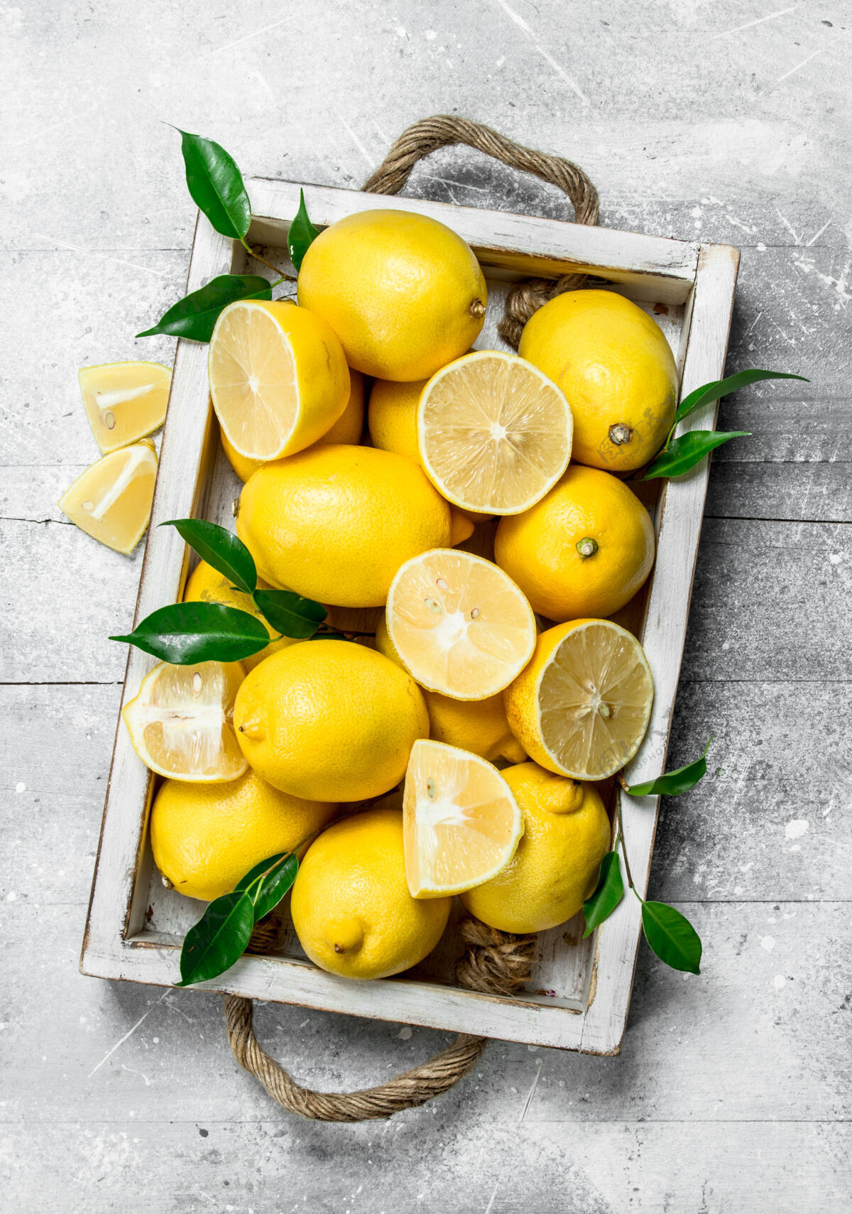 生的成熟多汁的柠檬 盘子里有叶子柠檬减肥果汁