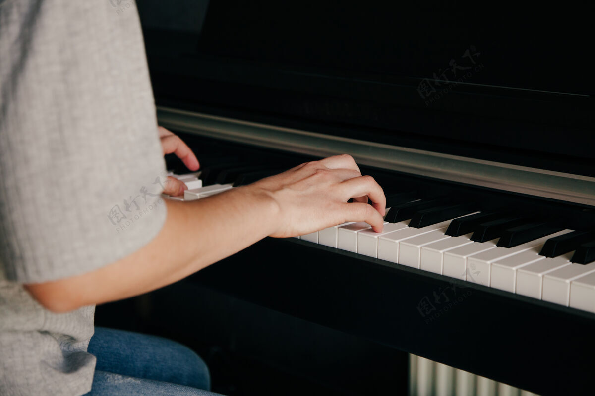 钢琴白种人的手在弹钢琴爱好概念手爱好流行