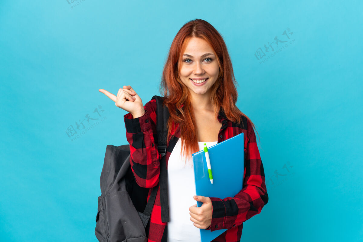 积极学生俄罗斯女子孤立在蓝色的手掌上拿着想象中的文字空间插入广告展示好笔记本