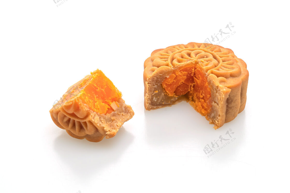 食物中国月饼榴莲和蛋黄味道隔离在白色背景上榴莲传统糕点
