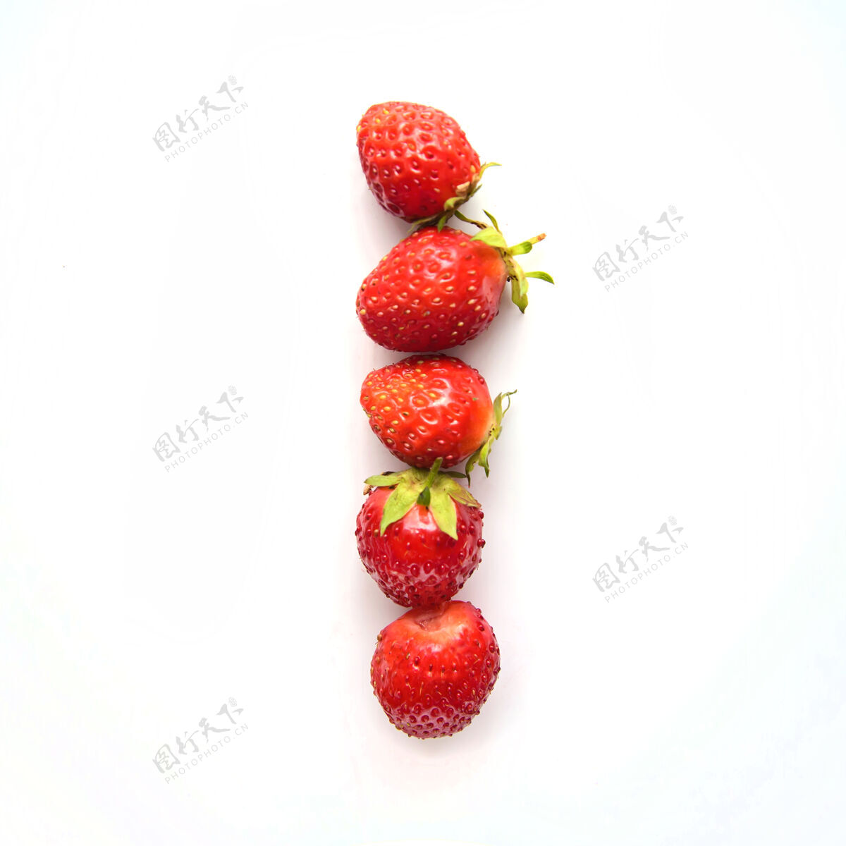 字母白底红鲜草莓英文字母表的字母i甜点安排浆果