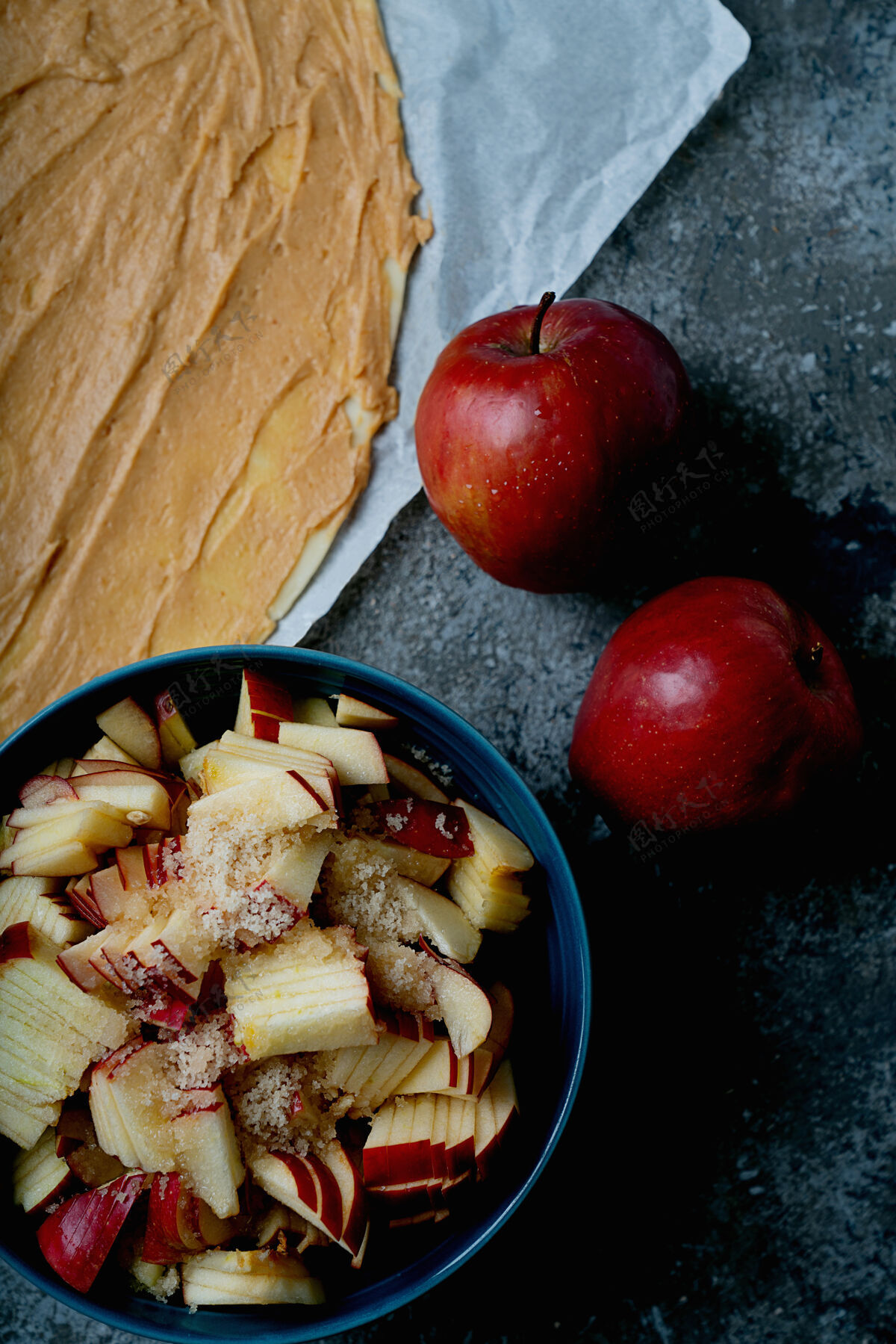 烹饪苹果的蒸煮过程花生酱馅面团 切苹果 红糖和两个苹果顶视图平躺准备黄油平铺