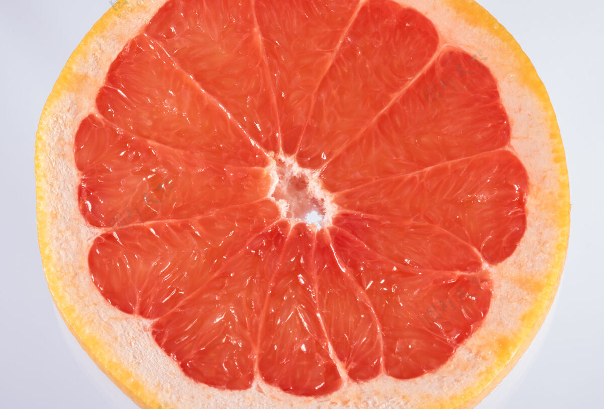 新鲜一块圆形的葡萄柚片 隔离在白色的背景.圆形一片新鲜水果健康生饮食
